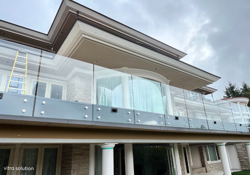 Curved Frameless Guardrail